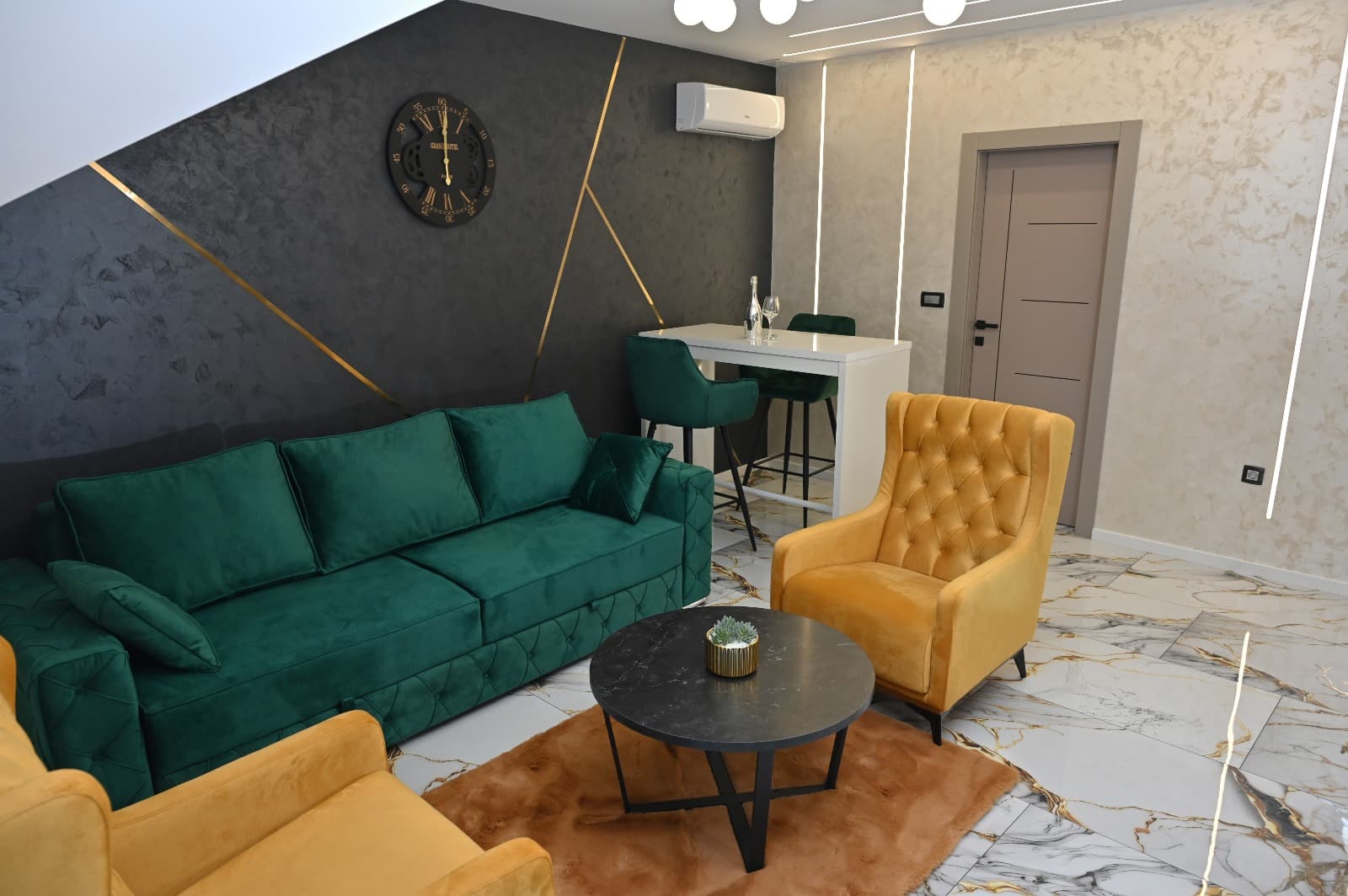 Apartman Mery 2 — obnovljen 2025., dnevni boravak sa zelenom garniturom i žutim naslonjačem, Slavonski Brod