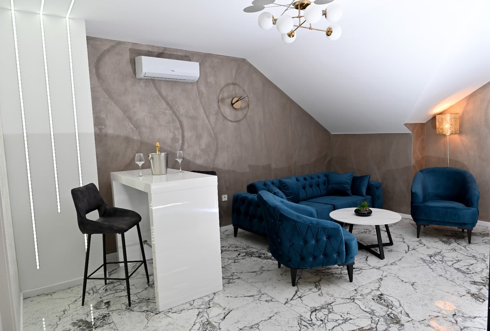 Apartman Mery — 70 m² dnevni boravak s plavom chesterfield garniturom, Slavonski Brod